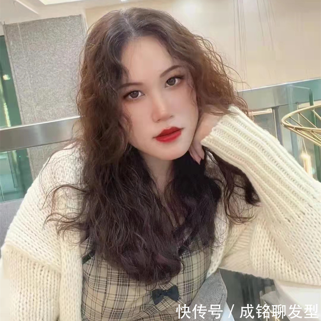 卷形|别再烫大波浪了,今年流行“法式羊毛卷”,显发量又小颜,超洋气