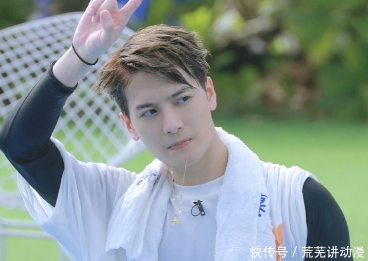 蔡徐坤|《跑男9》三亚开录,蔡徐坤穿羽绒服成焦点,我却只留意飞行嘉宾