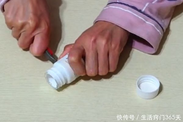 小空药瓶不要扔,中间切一刀套在塑料袋上,家家户户都能用的到!