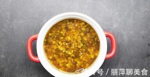 不管是煮红豆粥还是绿豆粥,下锅前多做一步,豆子10分钟煮开花