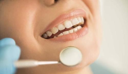 男孩|15岁男孩长出“尖牙”,妈妈亲手摸过后吐槽:养了个“吸血鬼”