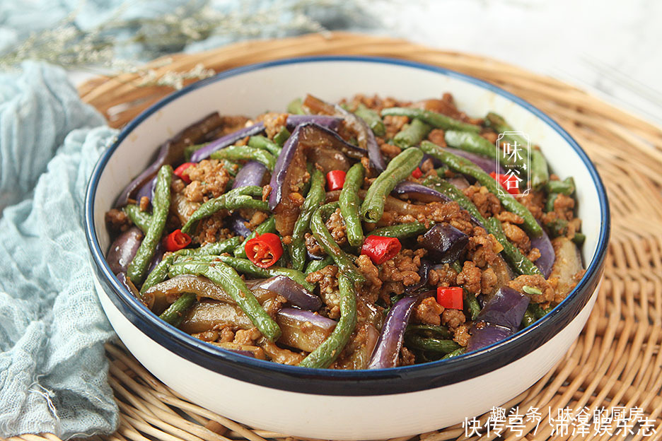 油腻|做茄子豆角时,直接过油就错了,大厨教您一招,茄子不黑不油腻