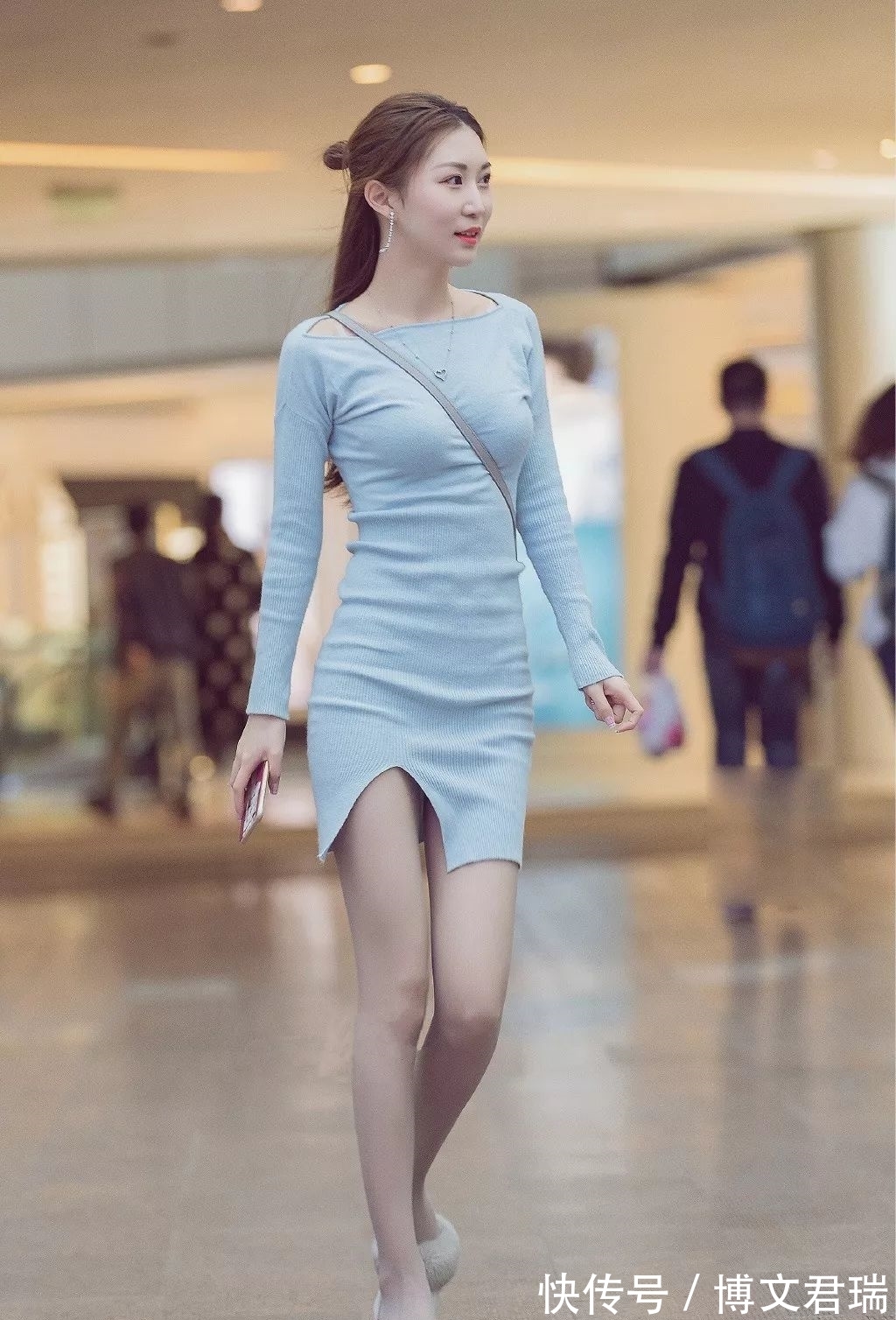 独特魅力|街拍:柔美短裙搭配长卷发,尽显女生独特魅力