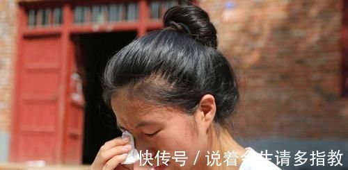 妈妈故意弄丢6岁兔唇女儿，20年后在人海中相遇，如今悔不当初