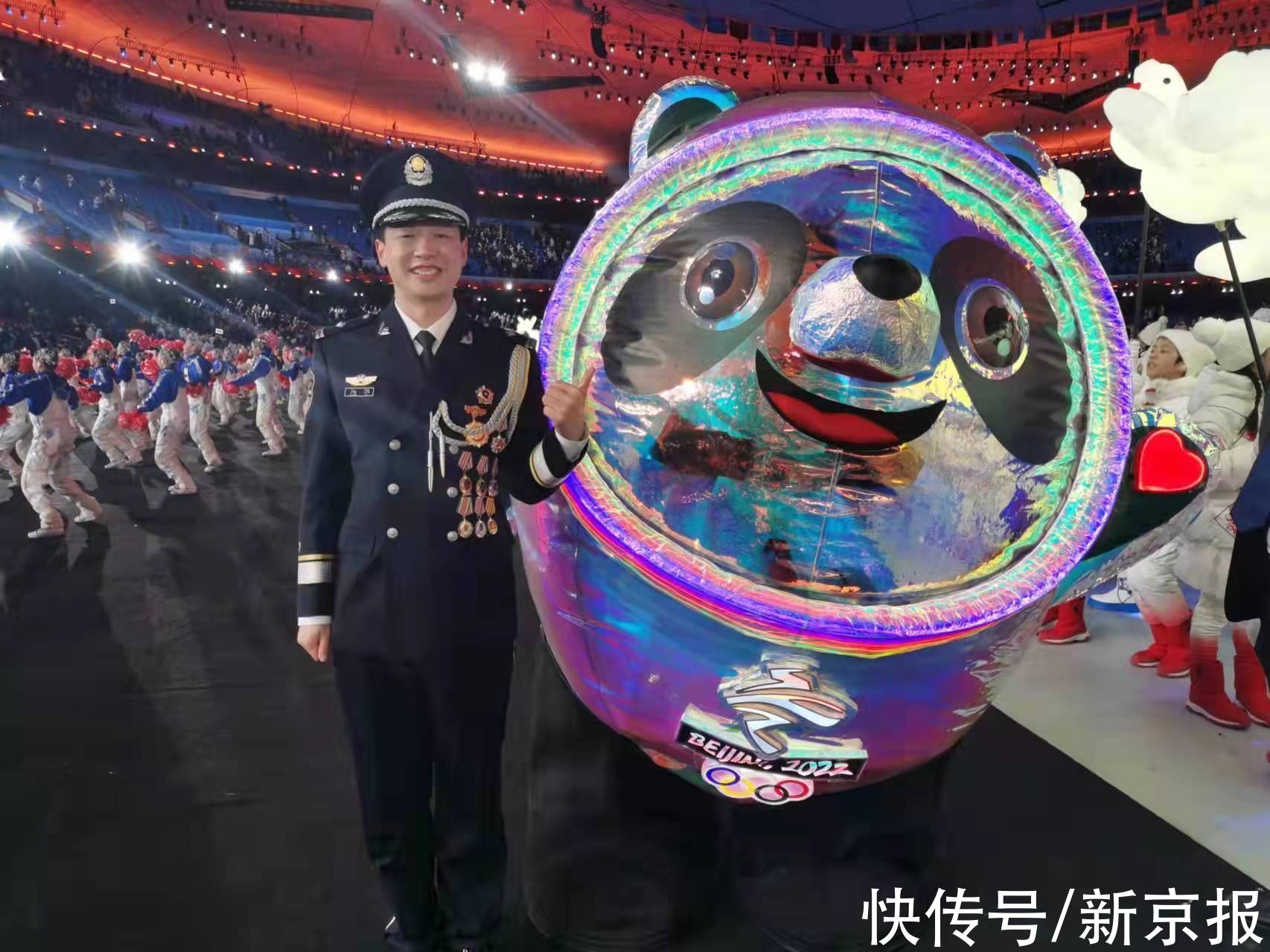 冬奥开幕式|冬奥开幕式传递国旗的北京警察：笑着流泪，我要保护好手中的国旗