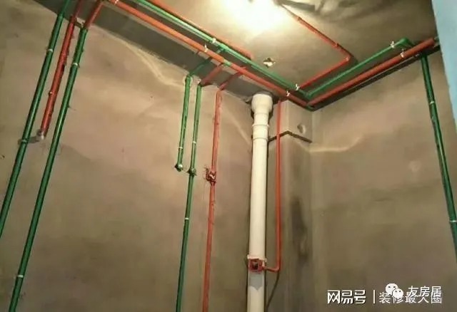 水管|水管铺设走顶还是走地？别选错了，当把房毁了就晚了