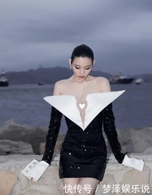 赌王四房儿媳在机场真高调,细吊带连衣裙配马丁靴,一般人都不敢