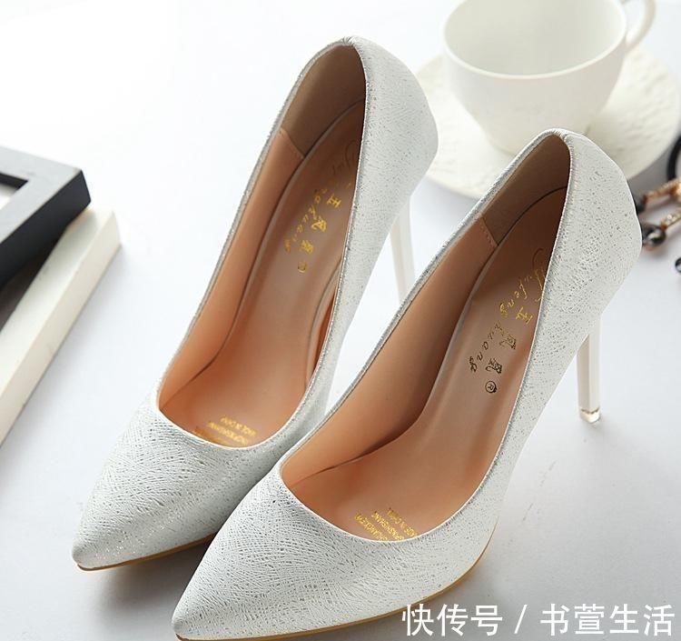 单鞋 这样的高跟鞋确实美, 上脚显白又时髦, 就算没钱也要买