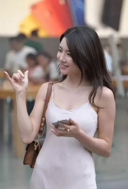 小姐姐|裙子美女好开朗，逛街都喜欢打招呼，不显得累吗