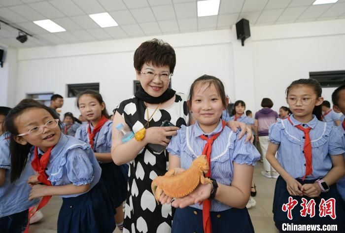 萌宠|动物园在小学生课堂“营业” “萌宠”扎推亮相