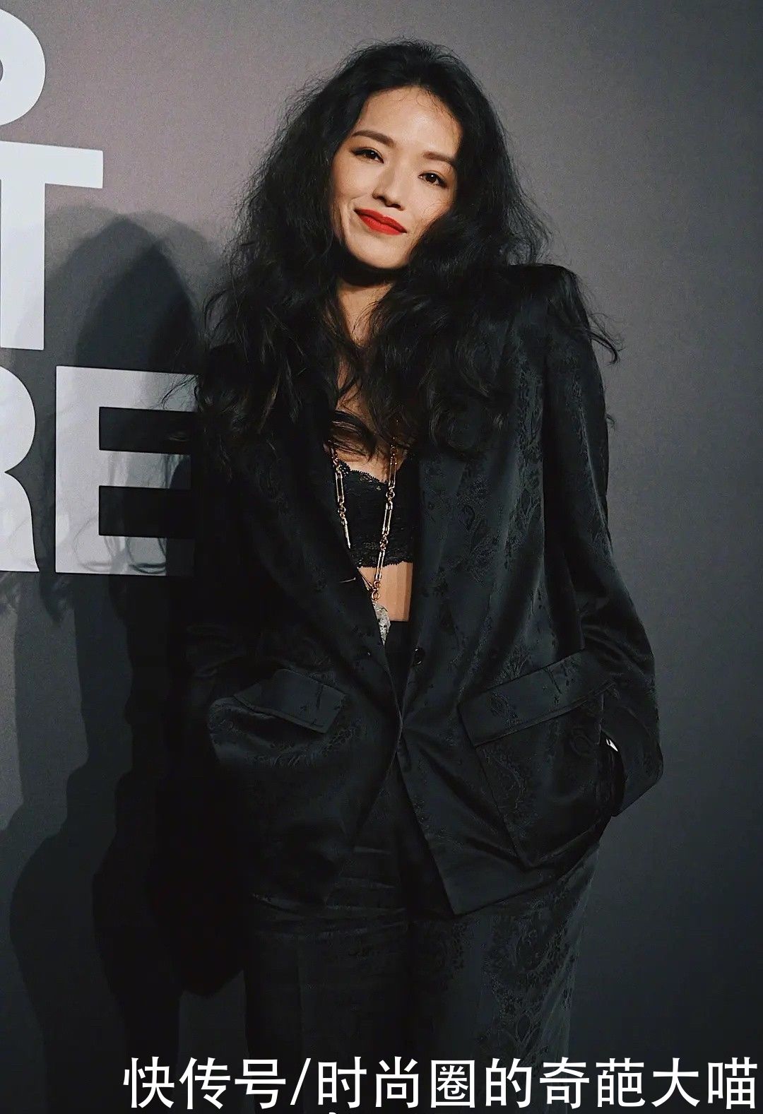 造型|长直发out了！硬装纯情只会更土，不妨试试这越乱越有味道的造型