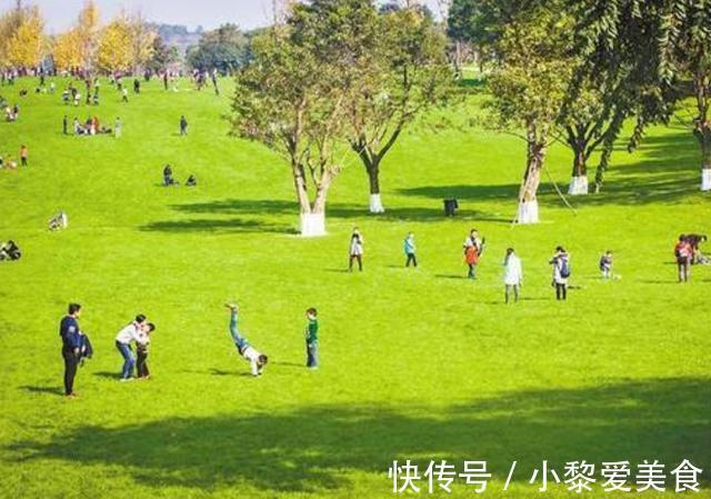 乐山人民医院|心痛!出生40天的婴儿在草坪上晒太阳,被玩耍的小孩踩中头部