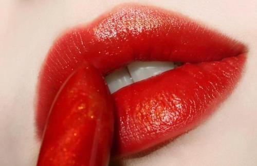 杏仁奶茶色|唇色深的女生,这几只热门色号别涂,色差严重还容易显黑!