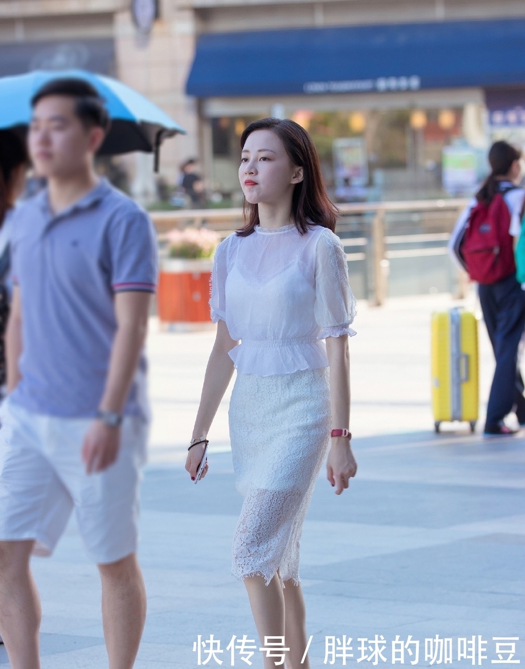 气质女生选择蕾丝裙穿搭，过膝的款式温婉含蓄，大方又好看