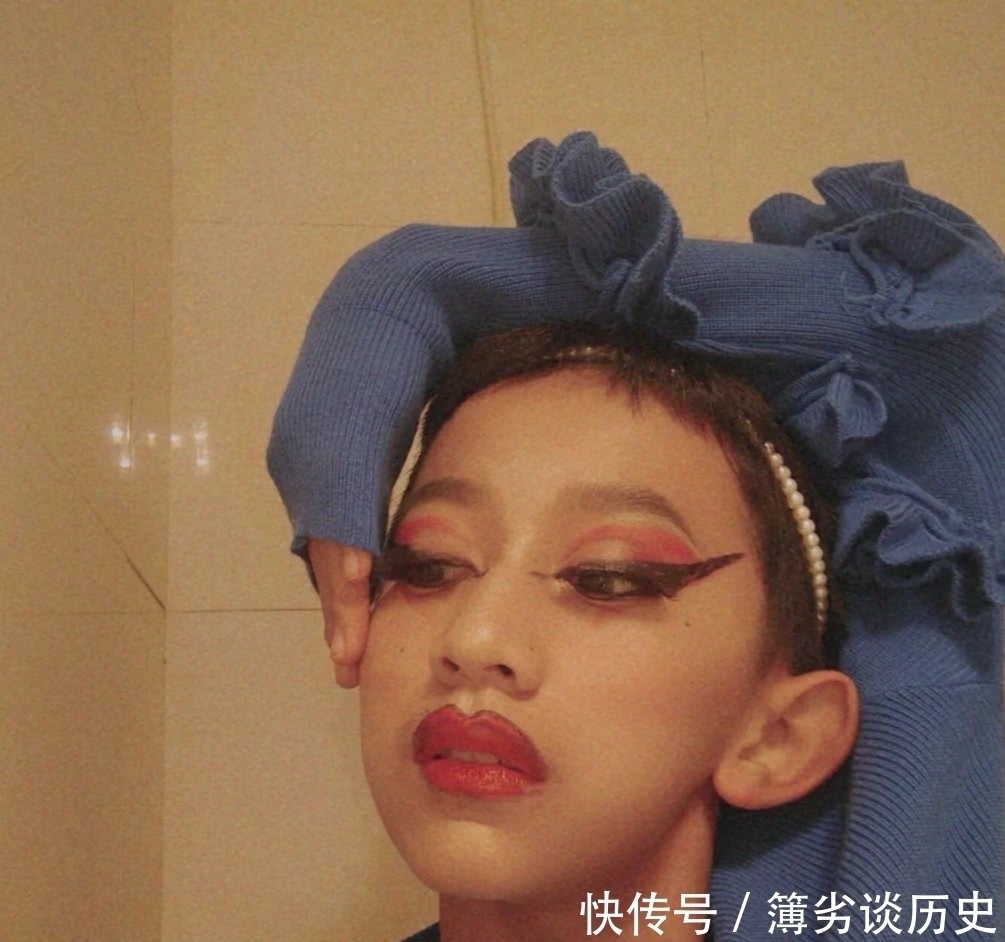 作业|小学生尝试“欧美妆”,开始:作业留太少?看到效果后:老阿姨给跪了!