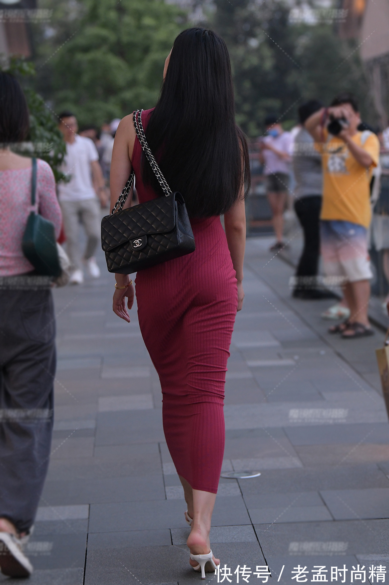 高跟鞋|街拍:夏季无袖针织裙惹人爱,高领的设计洋气又显气质,优雅又潇洒的美