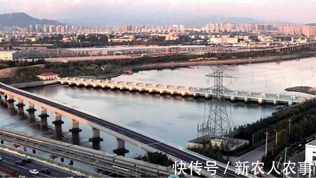 山东一河流入海口成天然黑坑,钓鱼人蜂拥而至,鱼获到底怎么样?