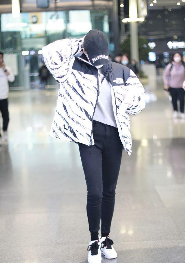 着一双漂亮|何超莲穿条纹羽绒服搭无痕裤, 一双筷子腿太迷人, 运动时尚又健美