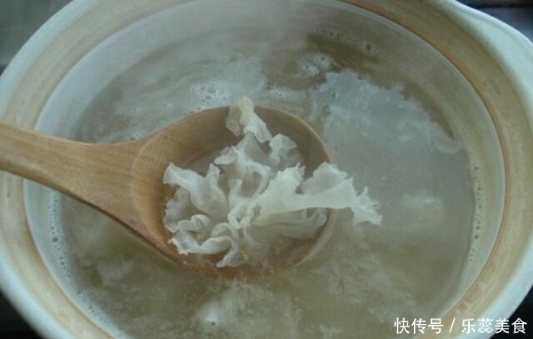 在春天，早晨喝豆浆不如喝它，无糖无添加，满满一碗都是胶原蛋白