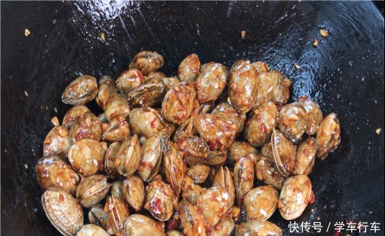 今天才知道,洗花蛤不能只加盐,老渔民用它泡一泡,花蛤狂吐沙!