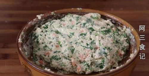 芹菜叶加豆腐一起做，实在太香了，营养又解馋，一次一大盘不够吃