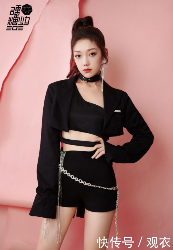 希林娜依·高靠腿当C位?当她穿上“死亡黑袜”,女生都自闭了