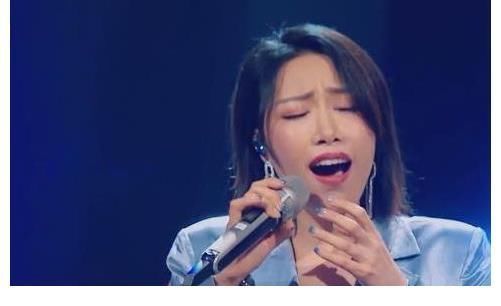 憑一首歌唱哭父母，靠《好聲音》爆火的“農(nóng)村美女教師”哪去了