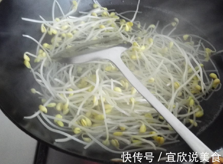 炒豆芽时，万万不能直接下油锅，多加“1步”，豆芽又脆又美味