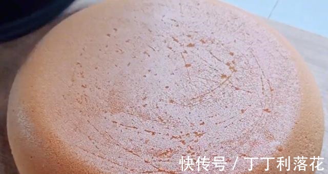 电饭煲|原来做电饭锅蛋糕这么简单，不用打发蛋清，简单易学，看完你也会！