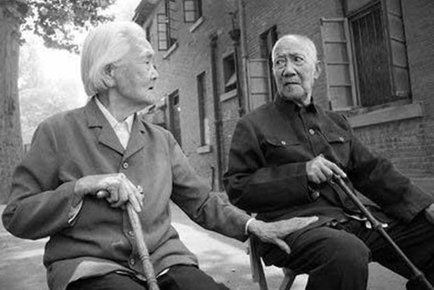 孩子|22岁姐姐拒养2岁弟弟败诉，父母赢了法输了情，网友养不起别生