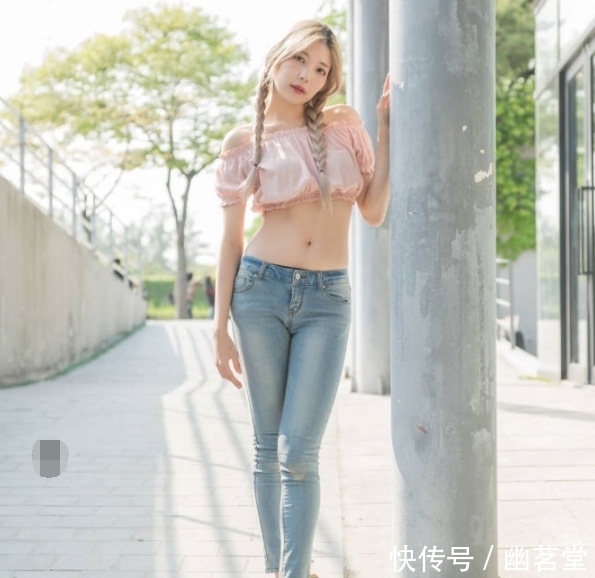 紧身|街拍美女:清纯好看的紧身牛仔裤小姐姐,给人成熟优雅的气质!