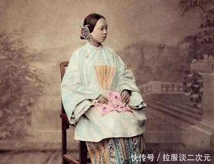 百姓|清朝真实老照片:百姓街头吃小吃,最后一张有钱大小姐略有姿色!