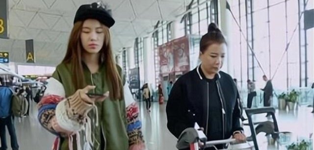 刘思琦|16岁女巨婴吃饭靠妈喂，日花销过万：养废一个女儿，富养她就够了