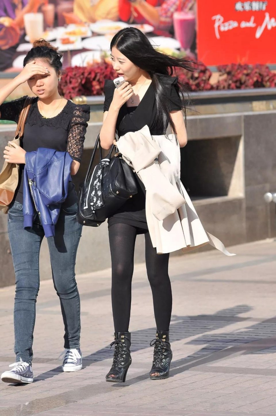 指数 街拍: 长发飘飘的甜美俏丽美女, 黑色丝袜大长腿性感指数倍增!