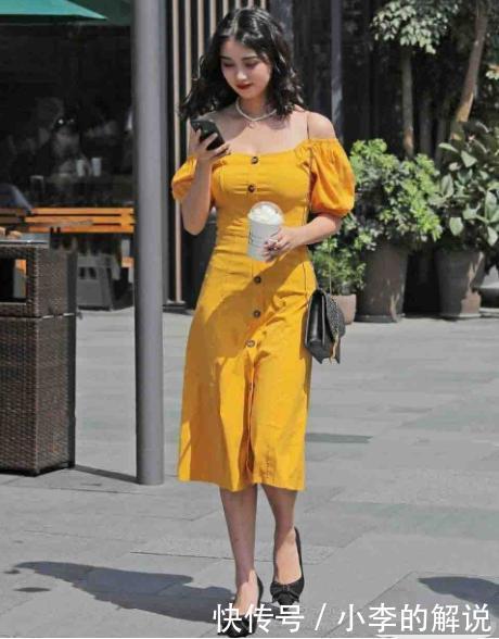 米黄色连衣裙搭配黑色包包,色彩鲜艳,高挑又迷人
