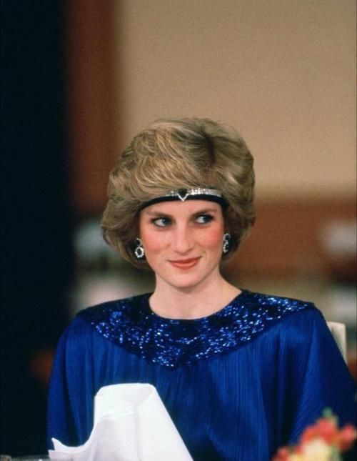 额头|狗链子戴额头上,珍珠项链背部反戴,戴安娜的时髦凯特梅根追不上