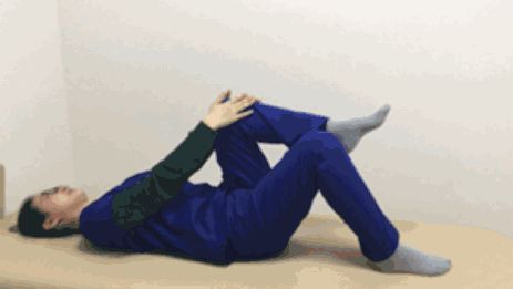 董卿连续录节目15小时，累到拼命揉腰，打工人都逃不过“腰痛定律”