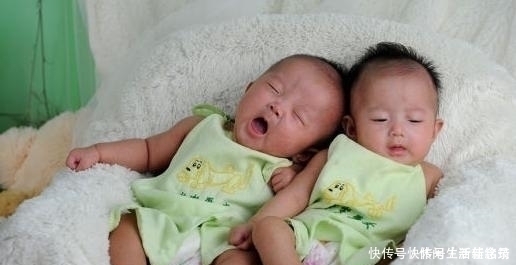 宝宝们|90后孕妈一胎生俩娃,家人高兴迎接双胞胎,医生竟然说不是双胞胎