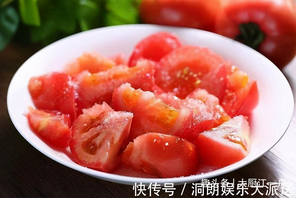 买西红柿时,选5片叶还是6片叶老菜农别再买错了,难吃还费钱