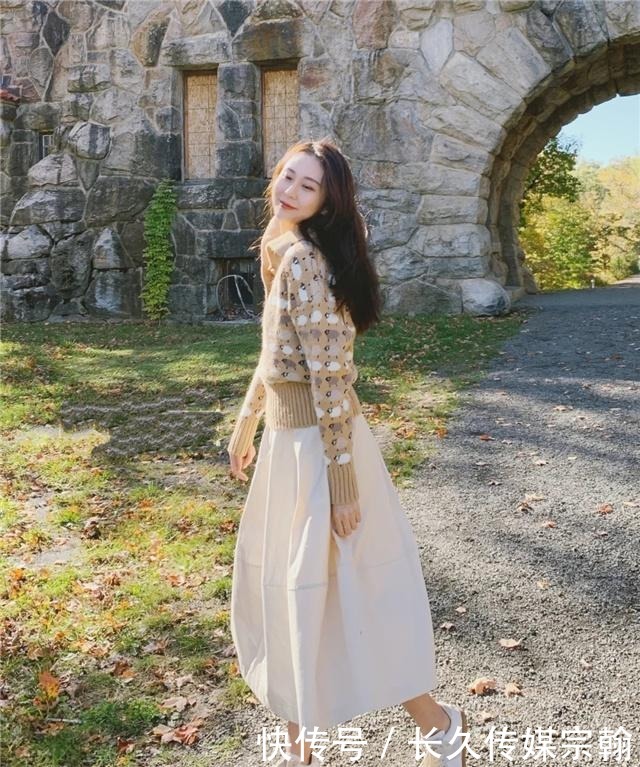 毛衣下面不一定要搭裤子,今年流行“毛衣+半长裙”,气质又高级