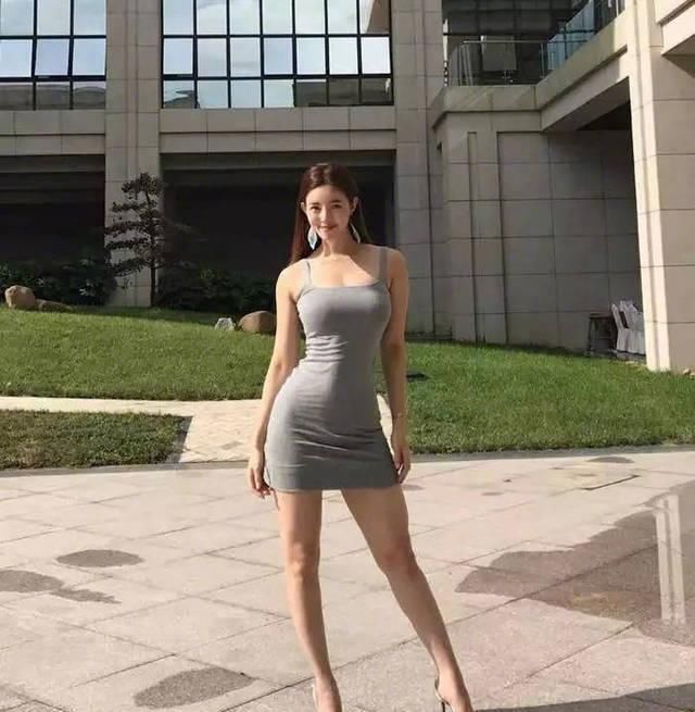 街拍美女穿紧身牛仔裤逛街,完美的身材曲线,回头率十足