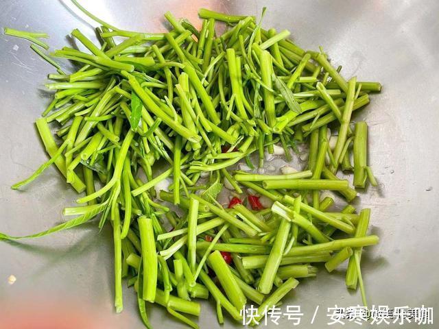 小白|空心菜最简单的做法，厨房小白也能做出的美味，减脂者的福音