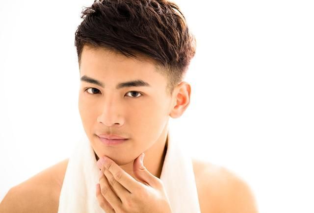 两边剃光的最帅气发型，干练利落又有范，好打理更有男人味