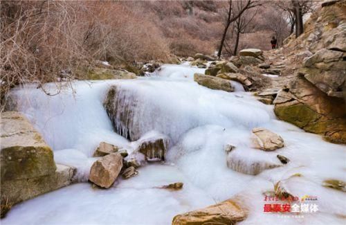 一帘玉带挂山壁 冰瀑依崖靓岱宗