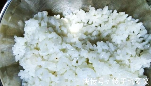 米饭|家里有剩米饭，别再做蛋炒饭，试试此做法，米饭粒粒分明，特好吃