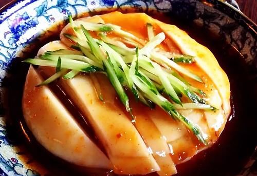  40岁大姐摆摊卖“特色小吃”，5元一碗，一天卖出300多碗！