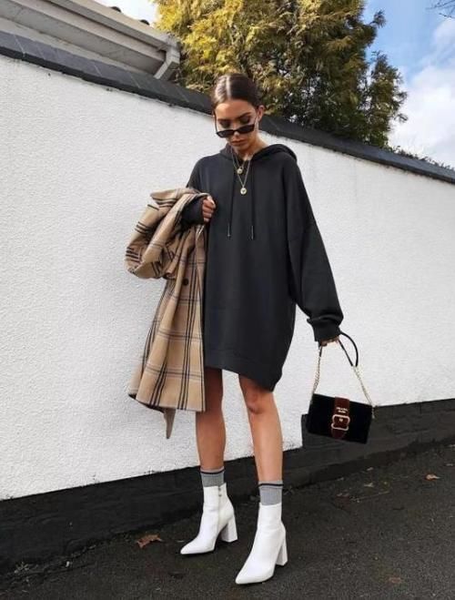 今年春天流行一种穿法：“男友风卫衣＋靴子”，时髦减龄显气质