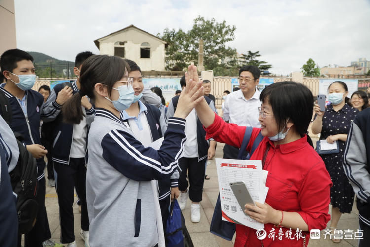 考生们|2021年烟台中考首日开考！芝罘中学考点外考生有序进场