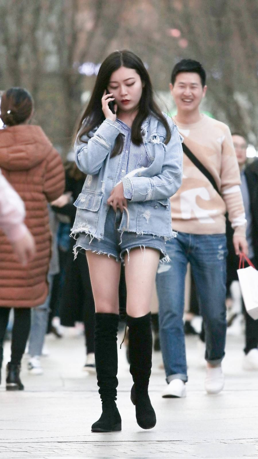 颜值和气质都不错的小姐姐, 穿着皮裙很性感