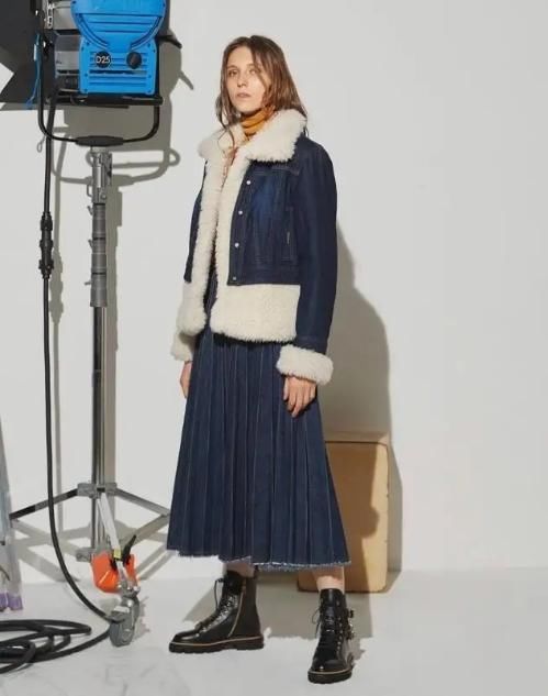 最近火了一种穿法：羊羔毛外套+裙装，时髦不冻人，潮人都上头了